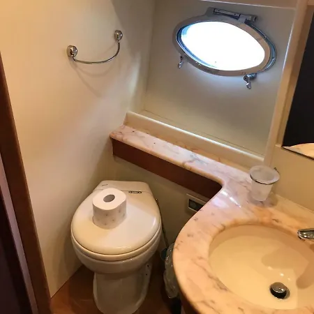 Cayman 58 Botel