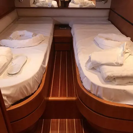 Cayman 58 Botel