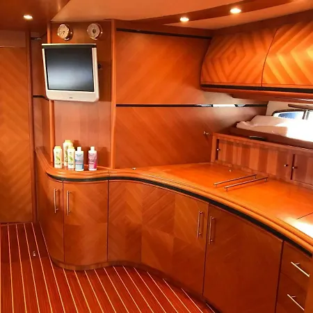 Cayman 58 Botel *